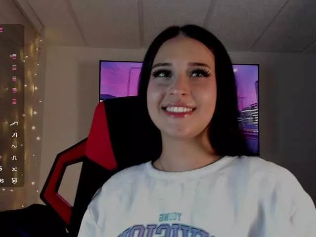 Offline Charlotte-greys on BongaCams