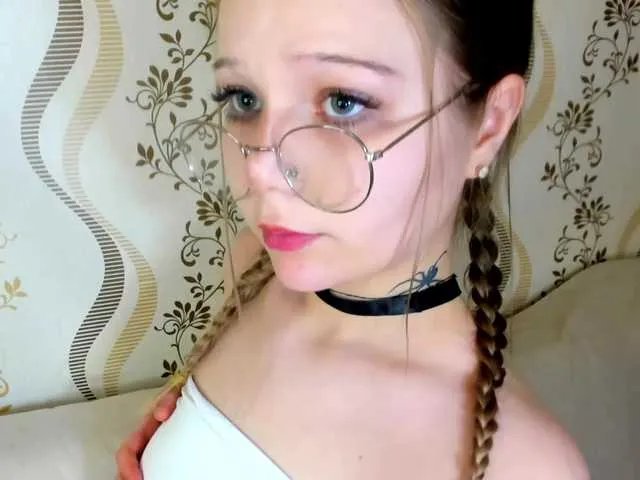 Offline MelMooon on BongaCams