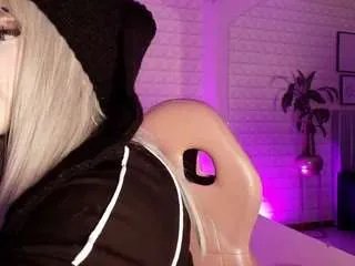 bella-green on CamSoda 