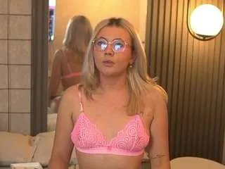 emmybella on CamSoda 