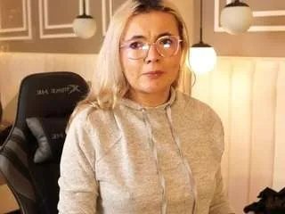 emmybella on CamSoda 