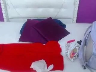 Freechat hugeass-destroyer on CamSoda