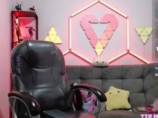 littlevixen18 on CamSoda 