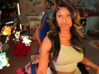 Freechat lovenzia on CamSoda