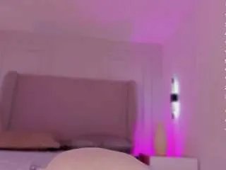 Offline luisah-at-home on CamSoda