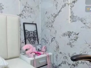 Freechat madyrowan on CamSoda