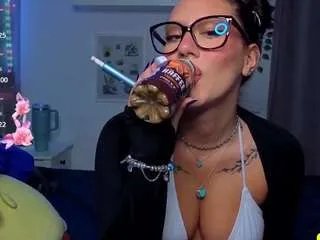 Freechat marinalovesyou on CamSoda