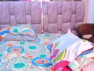 Freechat naomiking on CamSoda