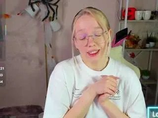 Offline rocket-bunnyy on CamSoda