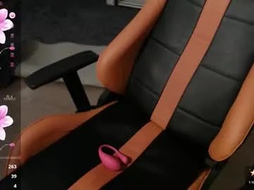 Freechat crystalyss on Chaturbate