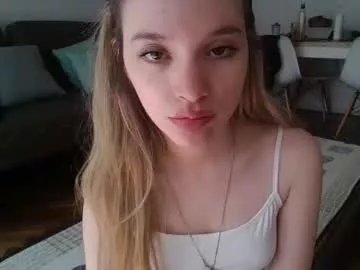 Away pinkilola on Chaturbate