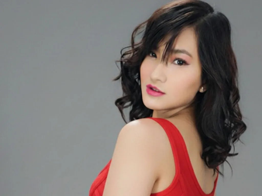 AngelaQuinn — I do like guys who also makes a woman feel pleased and treated well. I like you to make me show my wildest side of me.