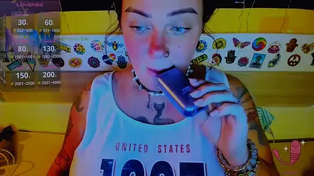 EllieOz on StripChat 