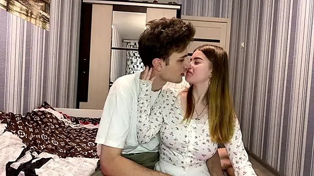 Freechat EmiliaCouple on StripChat