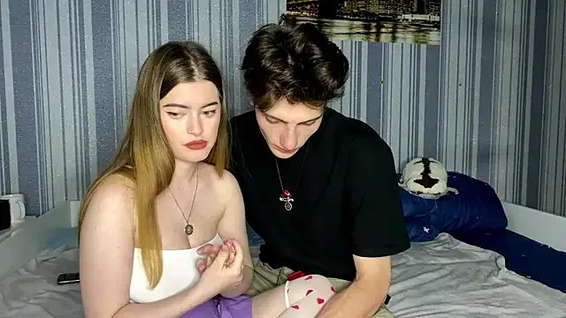 Freechat EmiliaCouple on StripChat