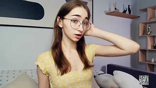 PollyBeev on StripChat 